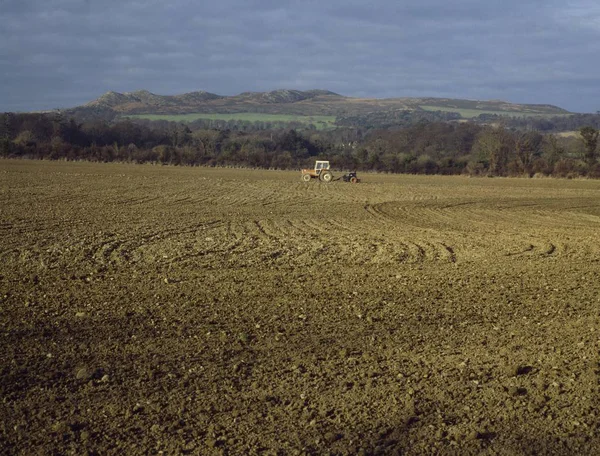Traktör alanında, toprak işleme; İrlanda — Stok fotoğraf