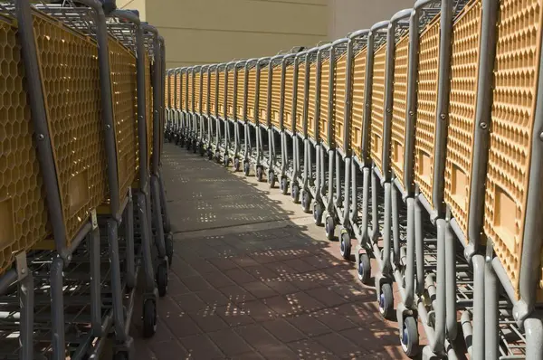 Lote Carrinhos Compras Colocados Filas Estacionamento — Fotografia de Stock