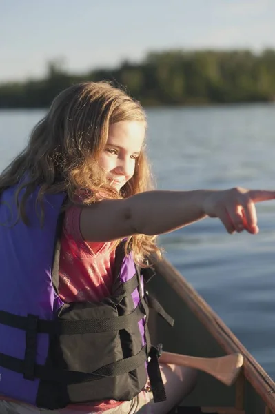 Mädchen Zeigt Ein Kanu See Des Waldes Ontario Kanada — Stockfoto
