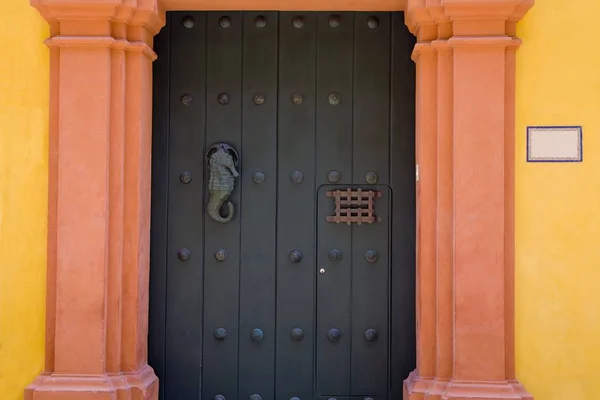 Puerta en la vieja ciudad amurallada — Foto de Stock