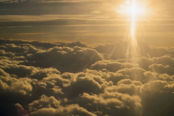 Восход солнца над облаками против солнца — стоковое фото