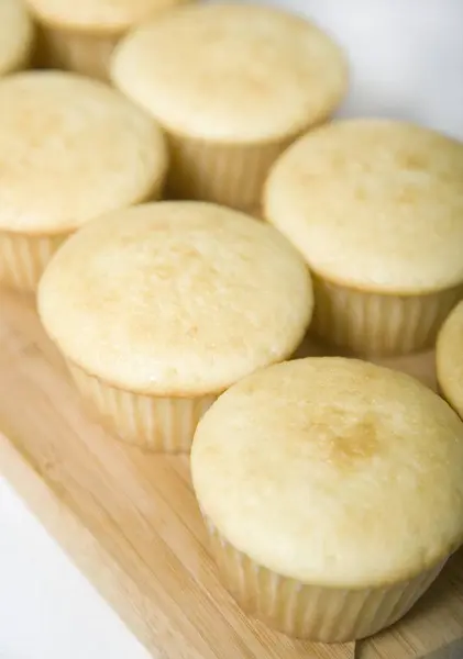 Muffins Recém Assados Tábua Madeira — Fotografia de Stock