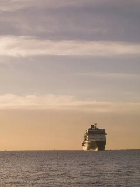 Kreuzfahrtschiff im Ozeanwasser — Stockfoto