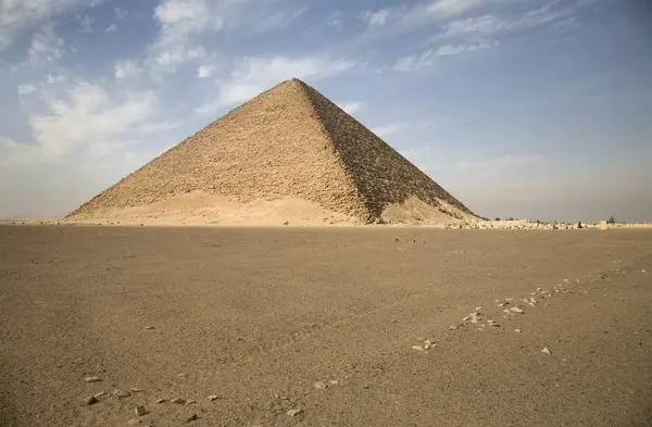 Κόκκινη πυραμίδα στην άμμο πεδίο — Φωτογραφία Αρχείου