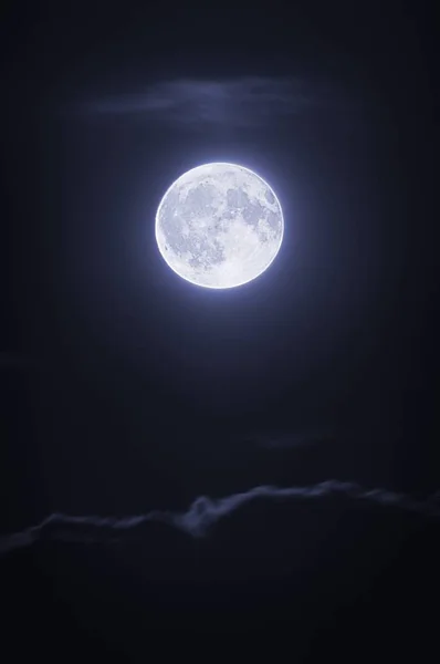 Повний місяць з хмарами — стокове фото