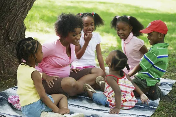 Mother Her Children Gathered Her Park — Stock Photo, Image