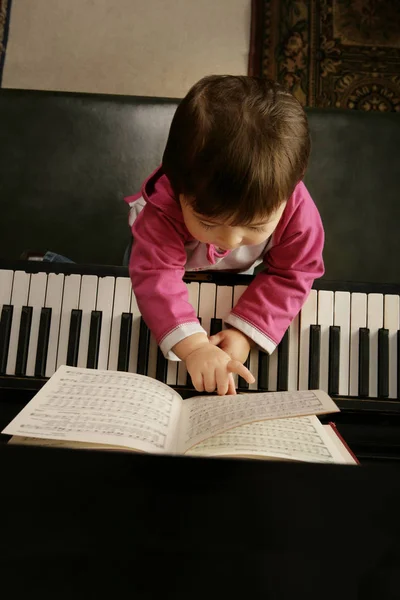 Japanisches Kleines Mädchen Spielt Klavier — Stockfoto