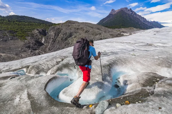 Homem Calções Vermelhos Caminhadas Montanhas Com Mochila Picos Fundo — Fotografia de Stock