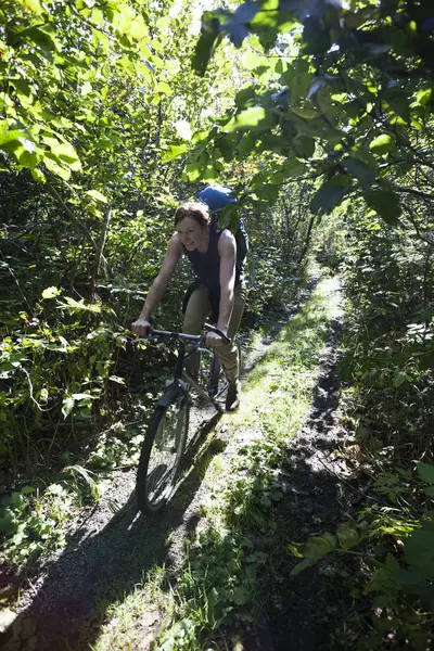 Una Mujer Bicicleta Montaña Por Sendero Con Una Mochila Alaska — Foto de Stock