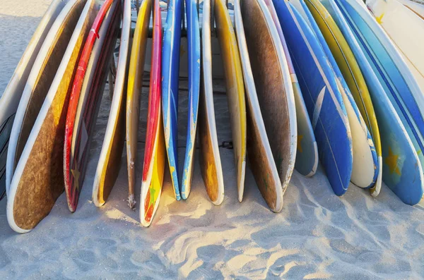 Teanc Plăci Surf Colorate Bord Lung Plasate Plajă Waikiki Oahu — Fotografie, imagine de stoc