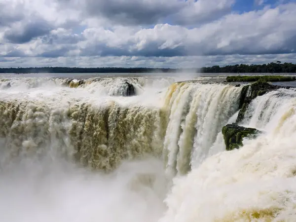 Großer Wasserfall Mit Starkem Wasserstrom Gegen Bewölkten Himmel Tagsüber — Stockfoto