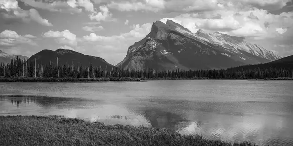 Black White Image Water Snow Covered Mountains Peaks Cloudy Sky — Stock Photo, Image