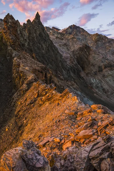 Montagnes Rocheuses Avec Sable Pierres Sous Ciel Nuageux — Photo