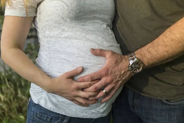 Uomo Donna Mani Sulla Pancia Incinta Tempo Pieno Vancouver Columbia — Foto Stock