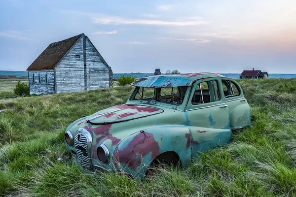 Zabytkowy Samochód Zarośniętej Trawie Polu Starymi Budynkami Farmie Saskatchewan Kanada — Zdjęcie stockowe