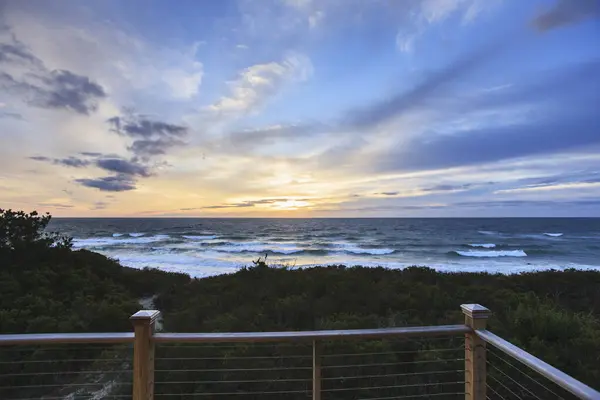 位于乌萨州罗得岛布洛克岛度假别墅的新月海滩上的日出 — 图库照片