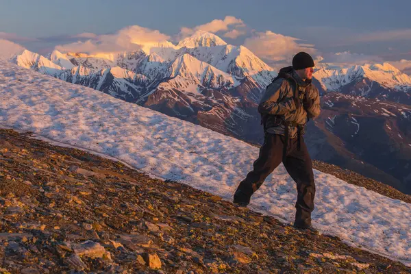 Excursionista Atravesando Una Ladera Montaña Cordillera Alaska Amanecer Alaska Estados — Foto de Stock