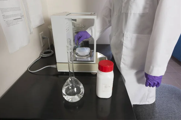 Laboratory Scientist Preparing Precision Scale Measure Solid Reagent Weight — Stock Photo, Image