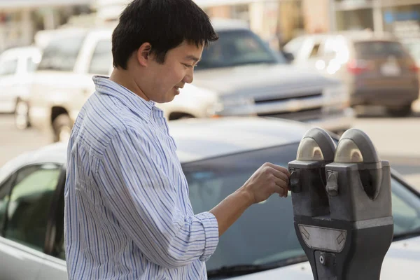 Homem Chinês Colocando Dinheiro Parquímetro — Fotografia de Stock