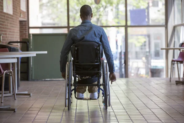 Mann Mit Rückenmarksmeningitis Rollstuhl Auf Dem Weg Zum Treppenlift Einem — Stockfoto