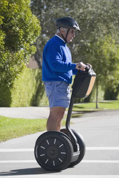 Segway Kullanan Yaşlı Bir Adamın Yan Profili — Stok fotoğraf