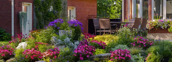 Blossoming Flowers Garden Residential Backyard Patio Furniture Hudson Quebec Canada — Photo