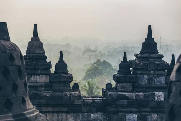 印度尼西亚日惹Borobudur寺的Stupas — 图库照片