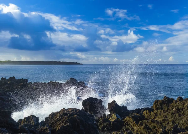 Onde Che Schizzano Sulla Roccia Lavica Lungo Costa Maui Maui — Foto Stock