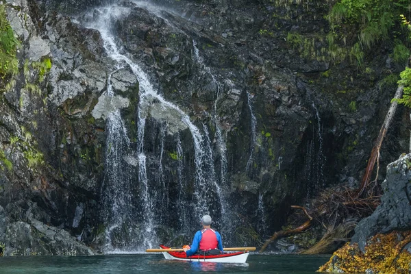 Kayaker Devant Une Cascade Prince William Sound Alaska États Unis — Photo