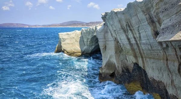 Beyaz Kayalıklar Milos Kıyısı Boyunca Uzanan Açık Mavi Okyanus Suyu — Stok fotoğraf