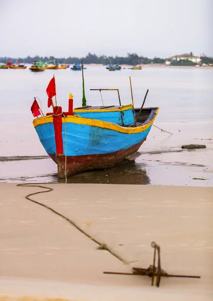 Красочная Рыбацкая Лодка Привязанная Пляжу Мыс Вьетнам — стоковое фото