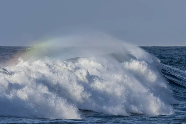 Uma Onda Movimento Rápido Carregando Halo Arco Pulverizador Costa Oregon — Fotografia de Stock