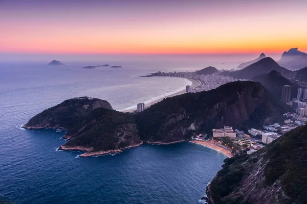 Glödande Solnedgång Över Atlanten Och Kusten Kullar Och Stränder Rio — Stockfoto