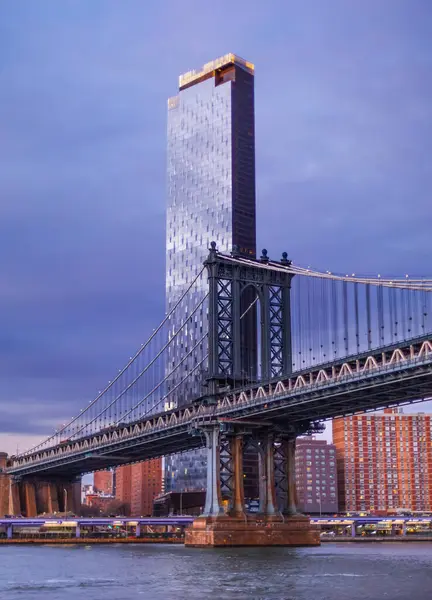 Arranha Céu Construção Com Ponte Manhattan Sobre East River Primeiro — Fotografia de Stock