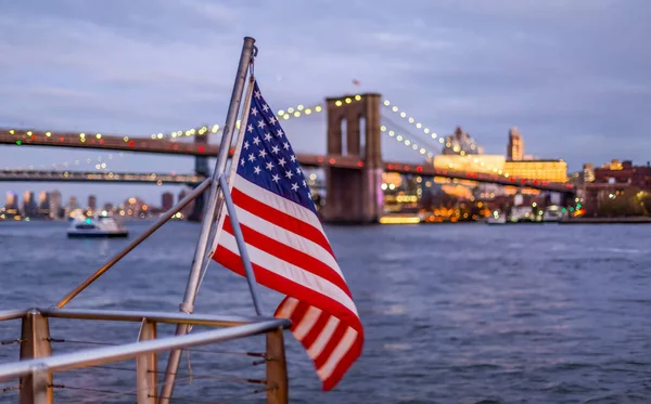 American Flag Integetett Egy Korlátot Vízparton Kilátással Brooklyn Bridge Manhattan — Stock Fotó