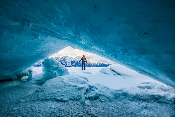 Mann Mit Trekkingstöcken Mit Blick Auf Den Zugefrorenen See Haines — Stockfoto