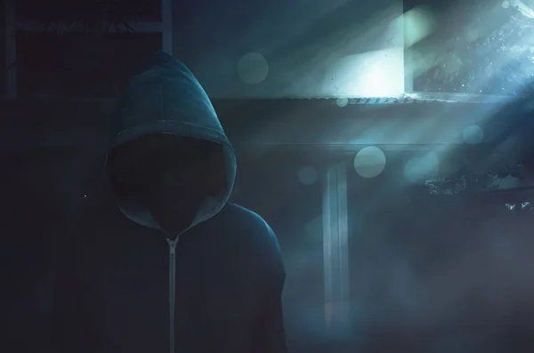 eski ev backgroud ile gizemli figür.