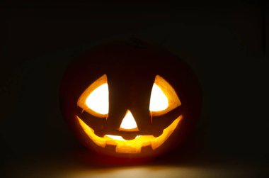 korkutucu gülümseyen halloween kabak koyu arka plan üzerinde