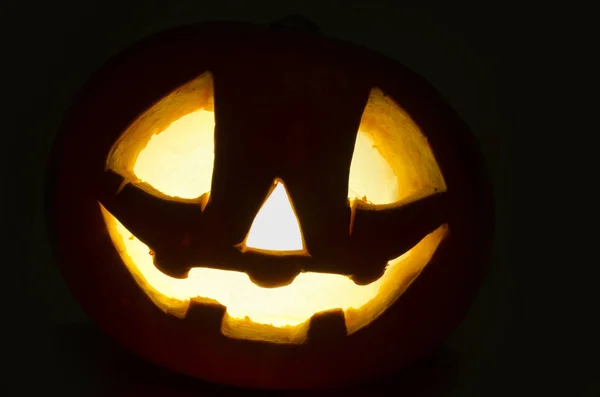 Gruselig lächelnder Halloween-Kürbis auf dunklem Hintergrund — Stockfoto