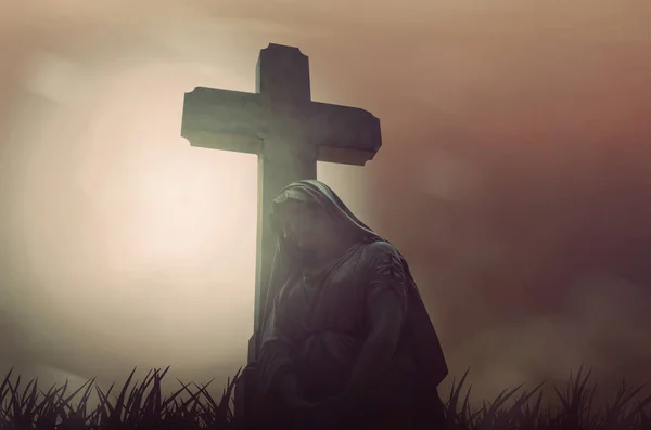 Meryem Ana'nın heykel haç karşı yaslanmış