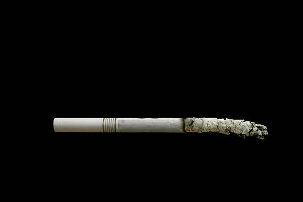 Close up de cigarro isolado em fundo preto . — Fotografia de Stock