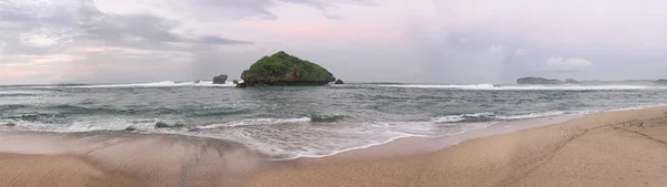 Vue panoramique sur la plage avec les vagues et les îles coralliennes situées au milieu de la mer. Décoré avec un ciel bleu — Photo