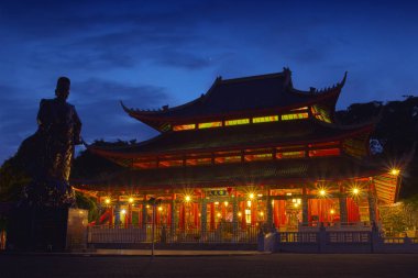 Buda tapınağı Klenteng Sam Poo Kong gece sahnesinde