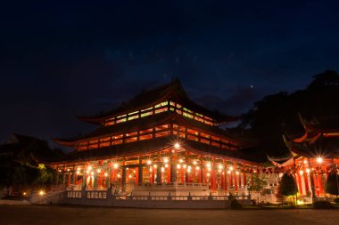 Buda tapınağı Klenteng Sam Poo Kong gece sahnesinde