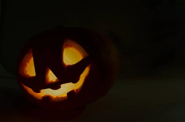 Halloween-Konzept, gruselig lächelnder Halloween-Kürbis auf glühendem Hintergrund — Stockfoto