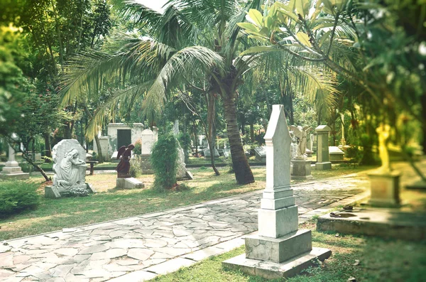 墓石と古代教会墓地の墓 — ストック写真