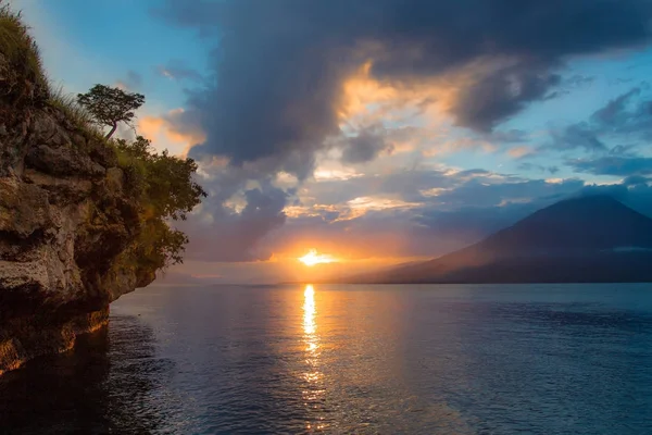 Günbatımında Panorama Denizi ve arka plan dağı