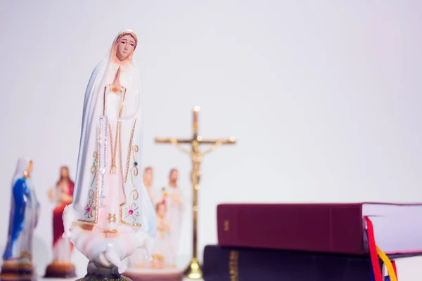 Jungfru Maria med korset och Bibeln — Stockfoto