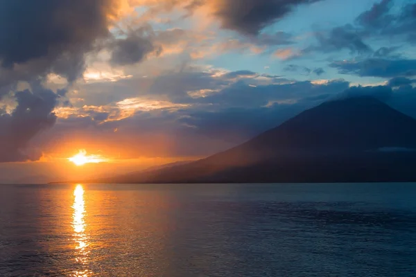 Günbatımında Panorama Denizi ve arka plan dağı