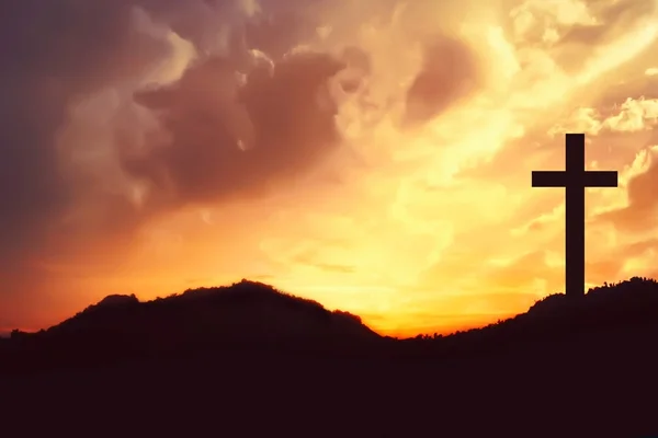 Silueta tří křížů symbolu na vrchol hory s dramatickým mrak na obloze při východu slunce — Stock fotografie
